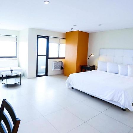 The Victor Hotel Makati City Exterior photo